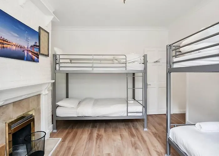 Aplacetostay Central London Apartment, Zone 1 Car